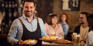 ADOBESTOCK_300409336_SERVEUR_RESTO